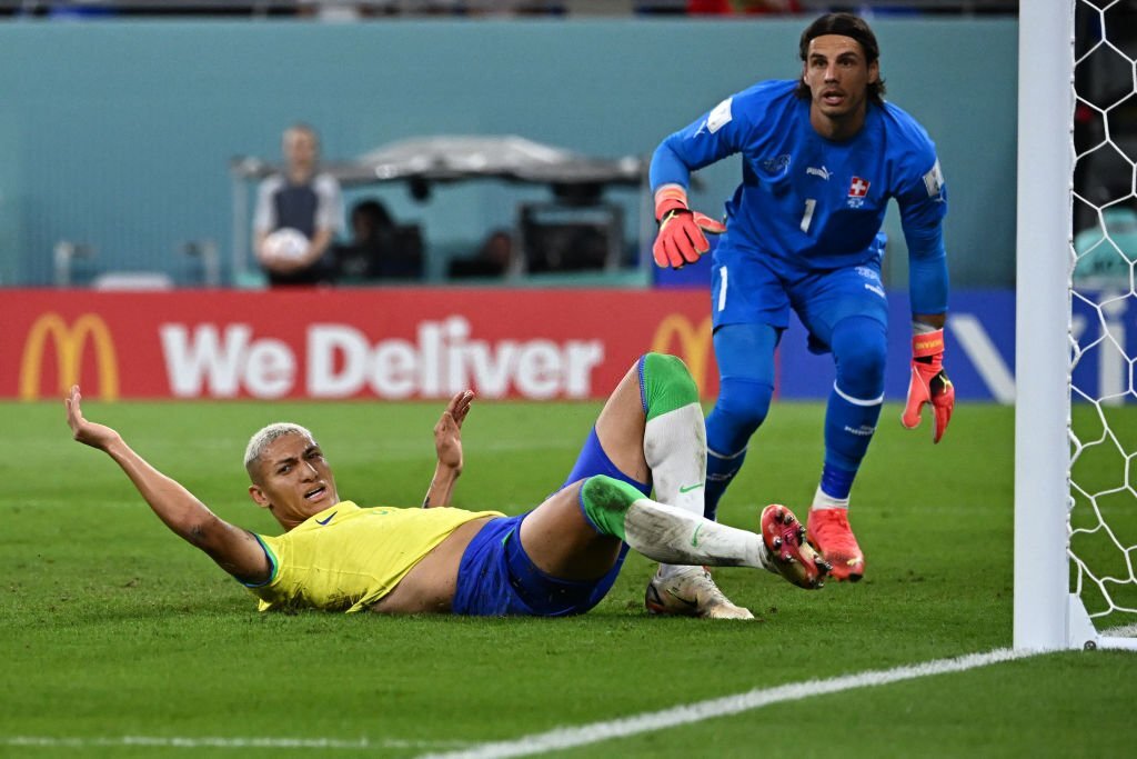 Hàng thủ Thụy Sĩ thất thần sau siêu phẩm của Casemiro 5